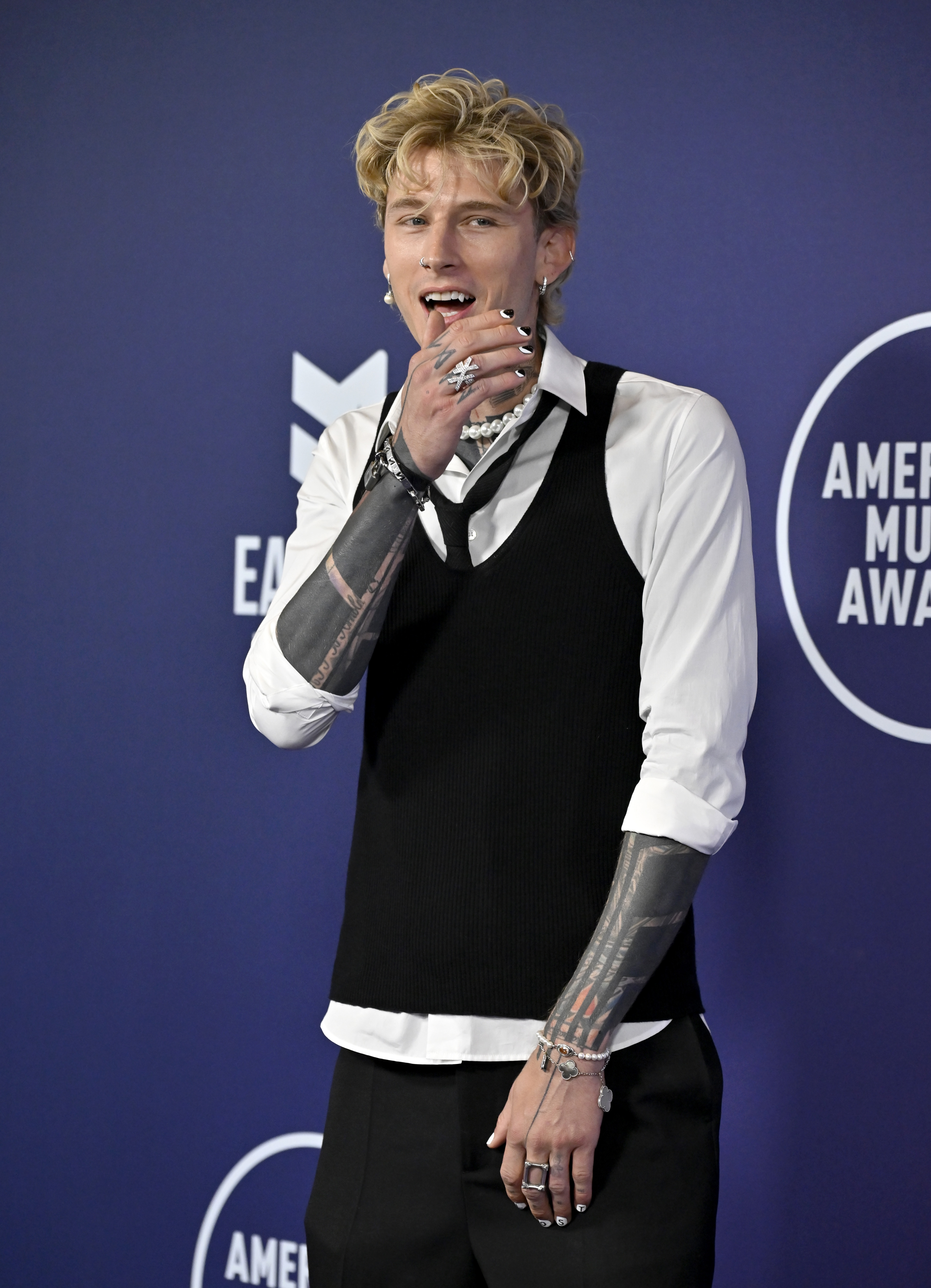 Machine Gun Kelly at the 2025 American Music Awards on May 26 in Las Vegas, Nevada. | Source: Getty Images