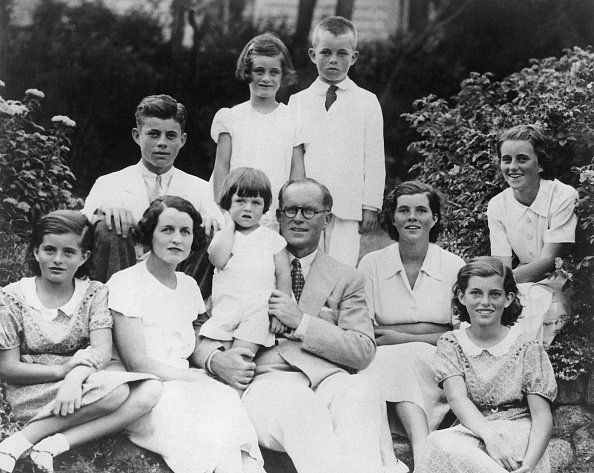 Joseph and Rose Kennedy posed with eight of their children, undated picture. | Photo: Getty Images