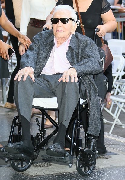 Kirk Douglas pose à la Michael Douglas Star sur la cérémonie du Walk of Fame d'Hollywood | Photo: Getty Images