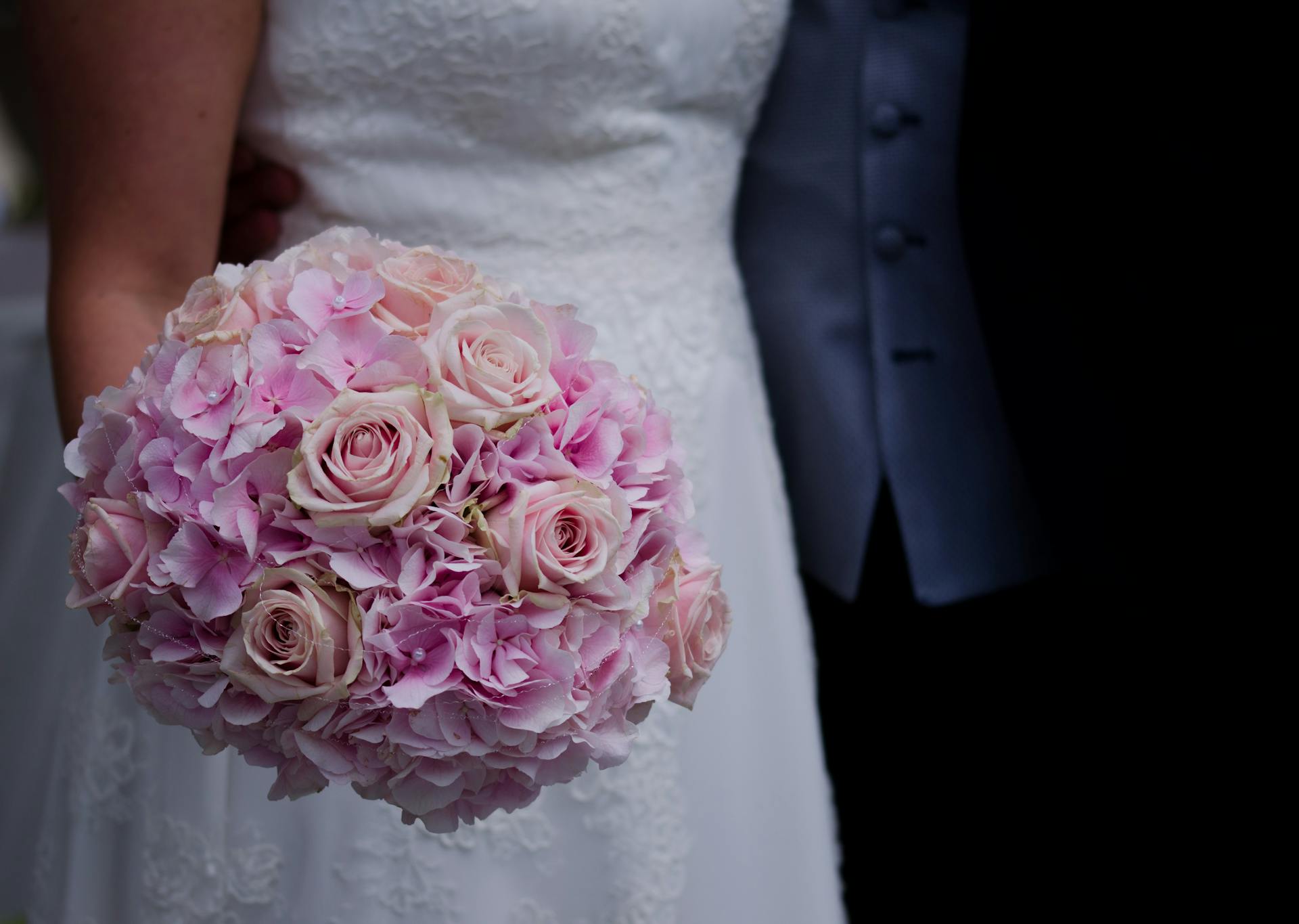 A bride holding flowers | Source: Pexels