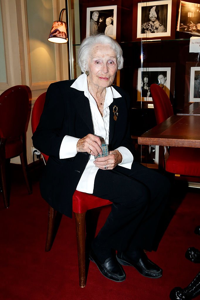 Gisèle Casadesus pose à l'hommage à Gisèle Casadesus célébrant son 100e anniversaire au Théâtre Edouard VII le 29 septembre 2014 à Paris. | Photo : Getty Images