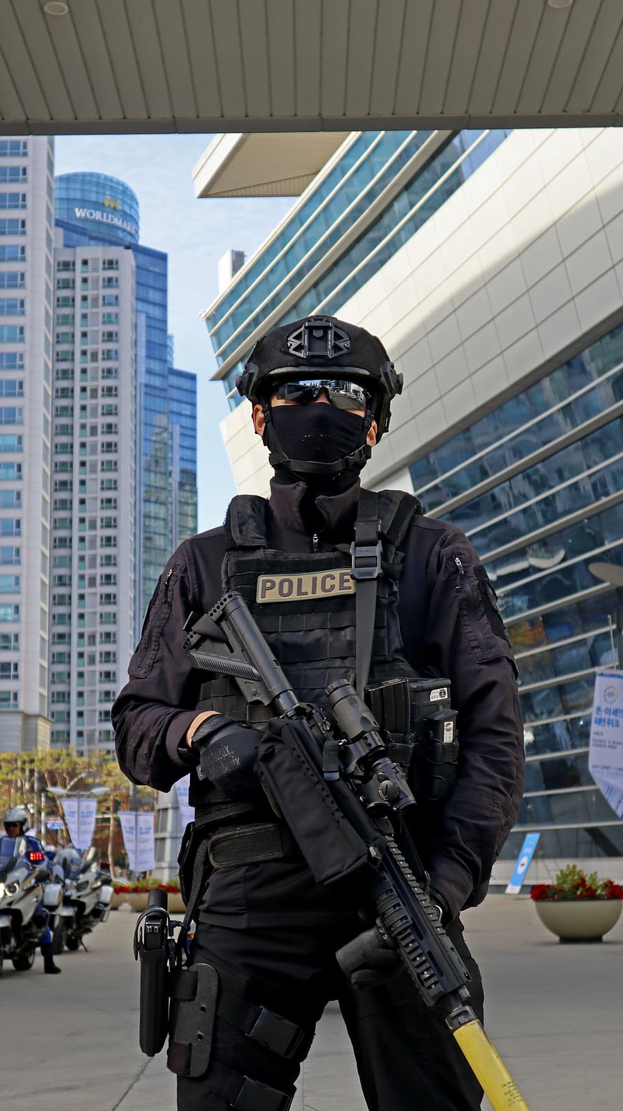 Oficial de policía con la cara cubierta mientras sostiene un rifle de asalto. | Foto: PxFuel