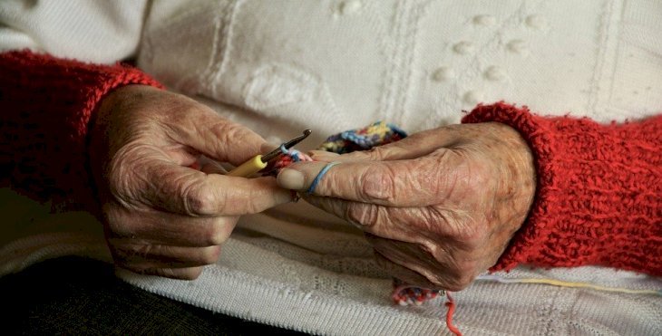 Une vieille femme entrain de tricoter | Photo : Pixabay
