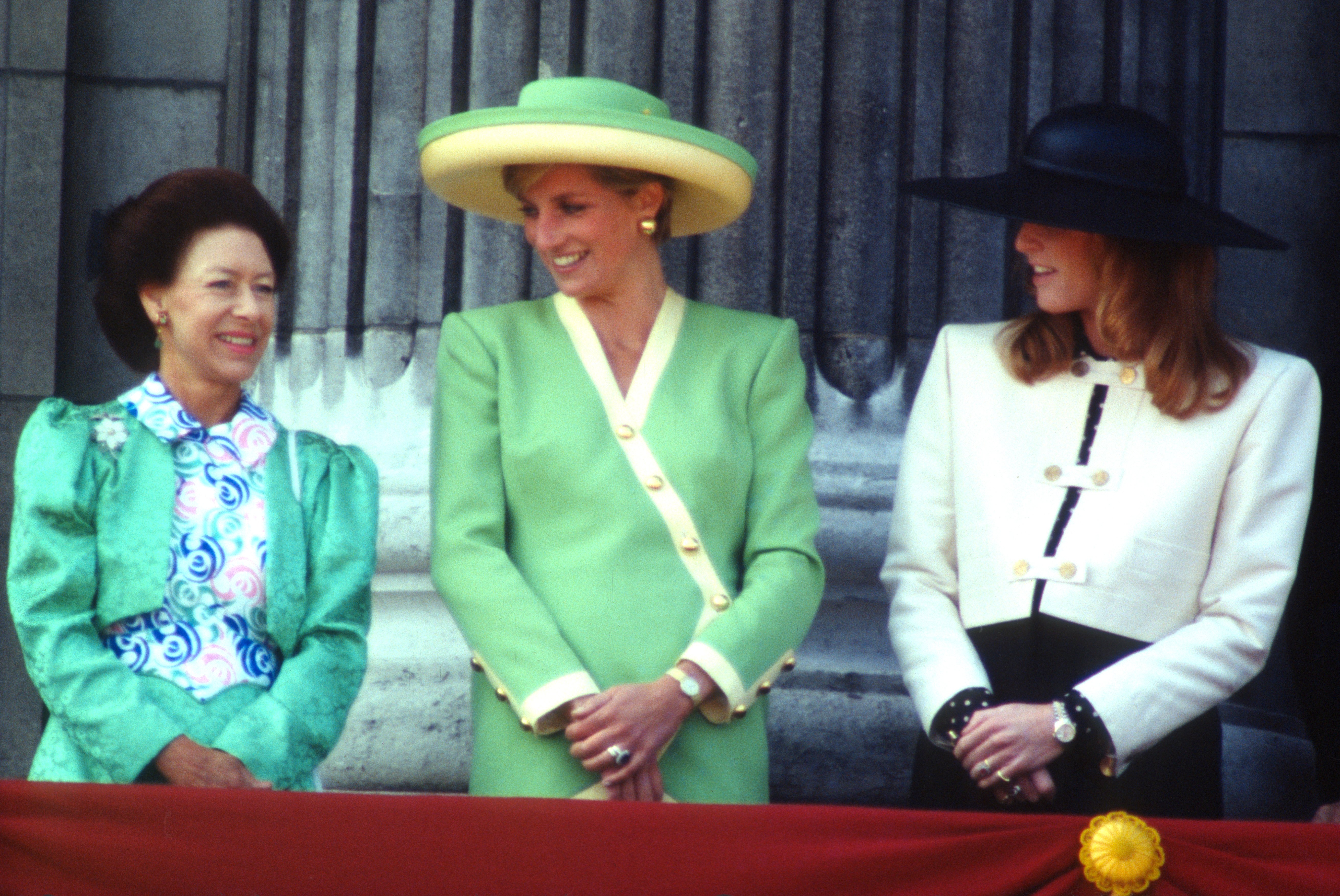 La princesa Margaret, condesa de Snowdon, Diana, princesa de Gales y Sara, duquesa de York, en el balcón del Palacio de Buckingham, el 15 de septiembre de 1990 en Londres. | Foto: Getty Images