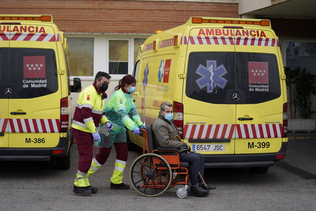 Paramédicos trasladan a paciente desde una ambulancia a la emergencia del hospital.|Foto: Getty Image