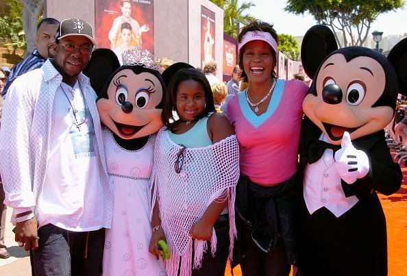 Whitney Houston, Bobby Brown, and Bobbi Kristina at Disneyland in August  2004. | Source: Getty Images
