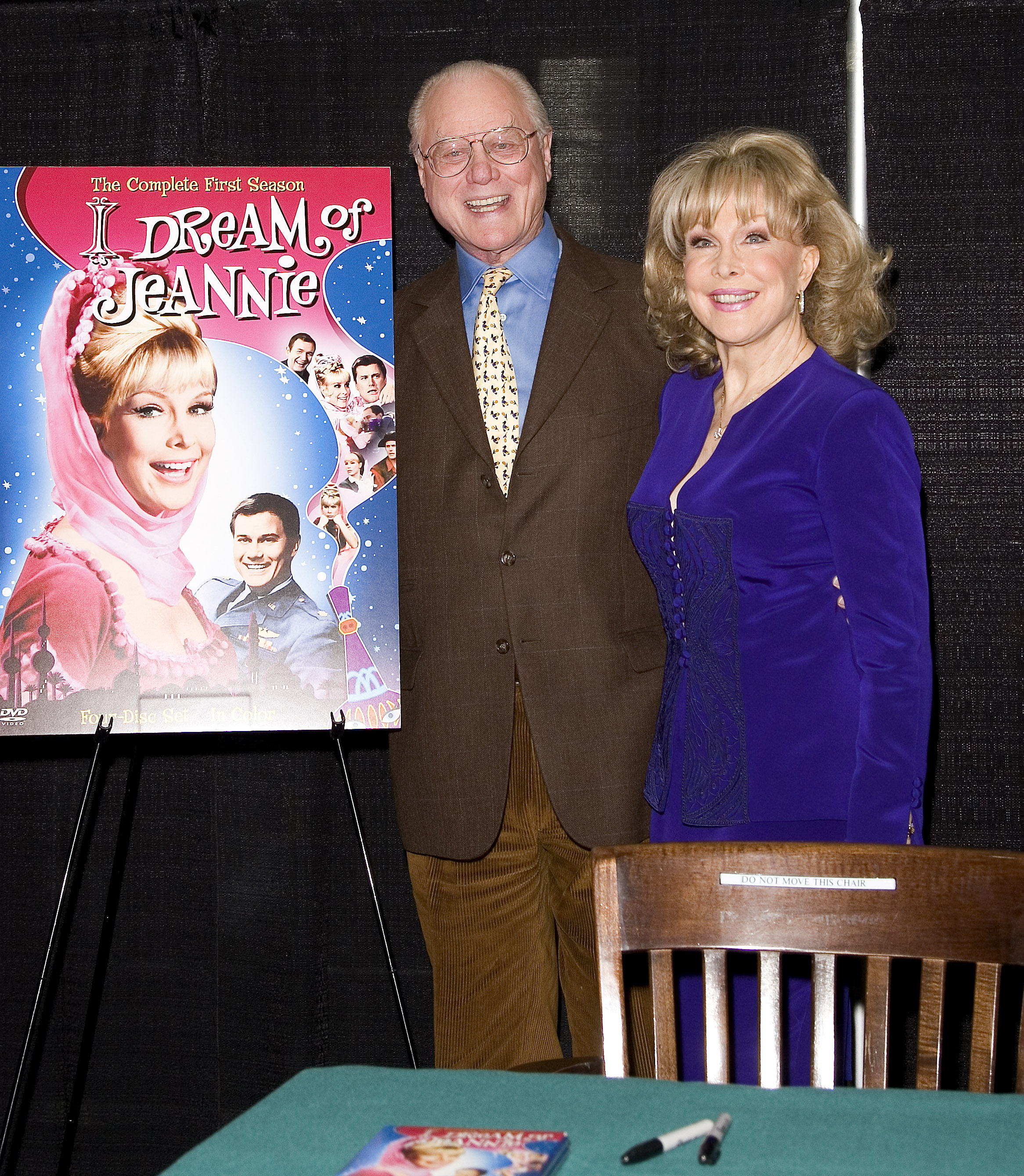 Larry Hagman and Barbara Eden sign 