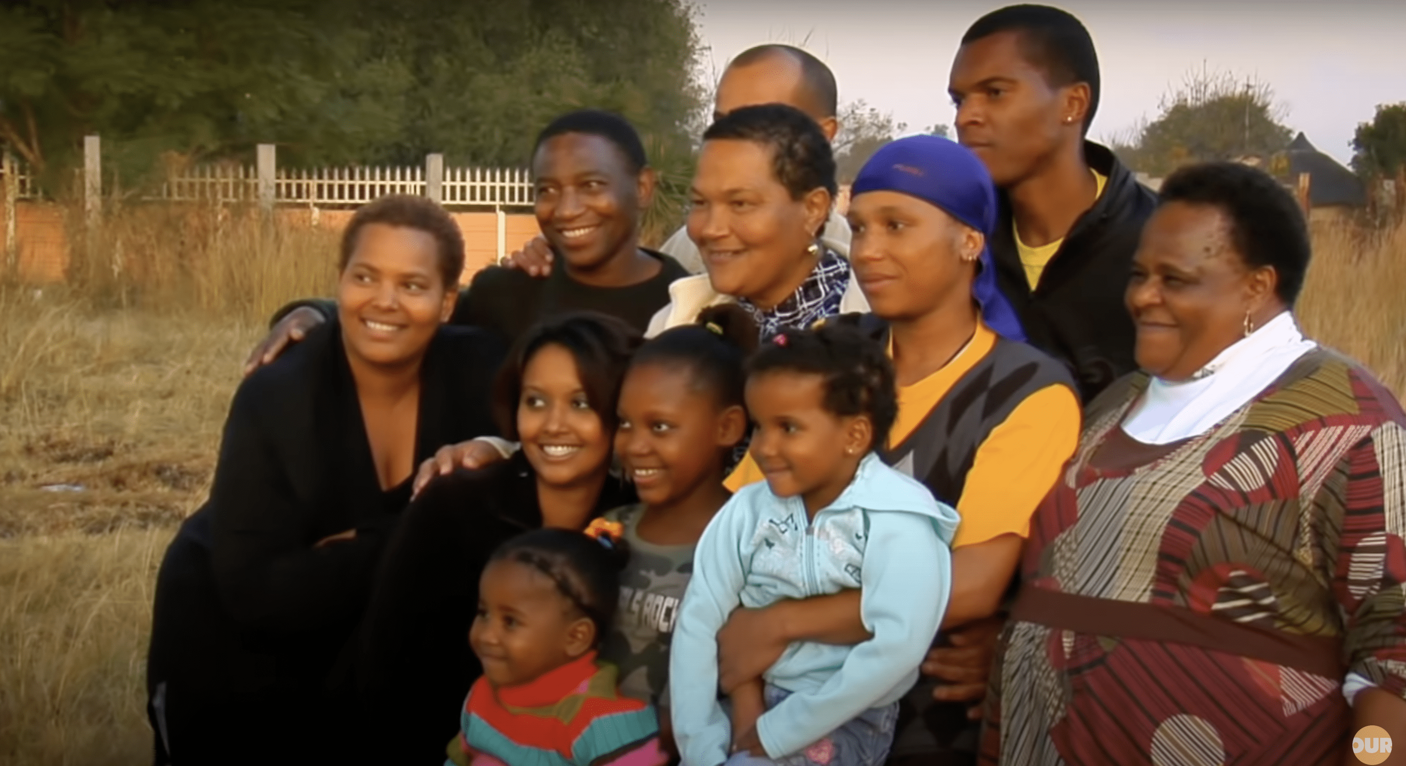 Sandra mit ihrer schwarzen Familie abgebildet. | Quelle: YouTube.com/Our Life