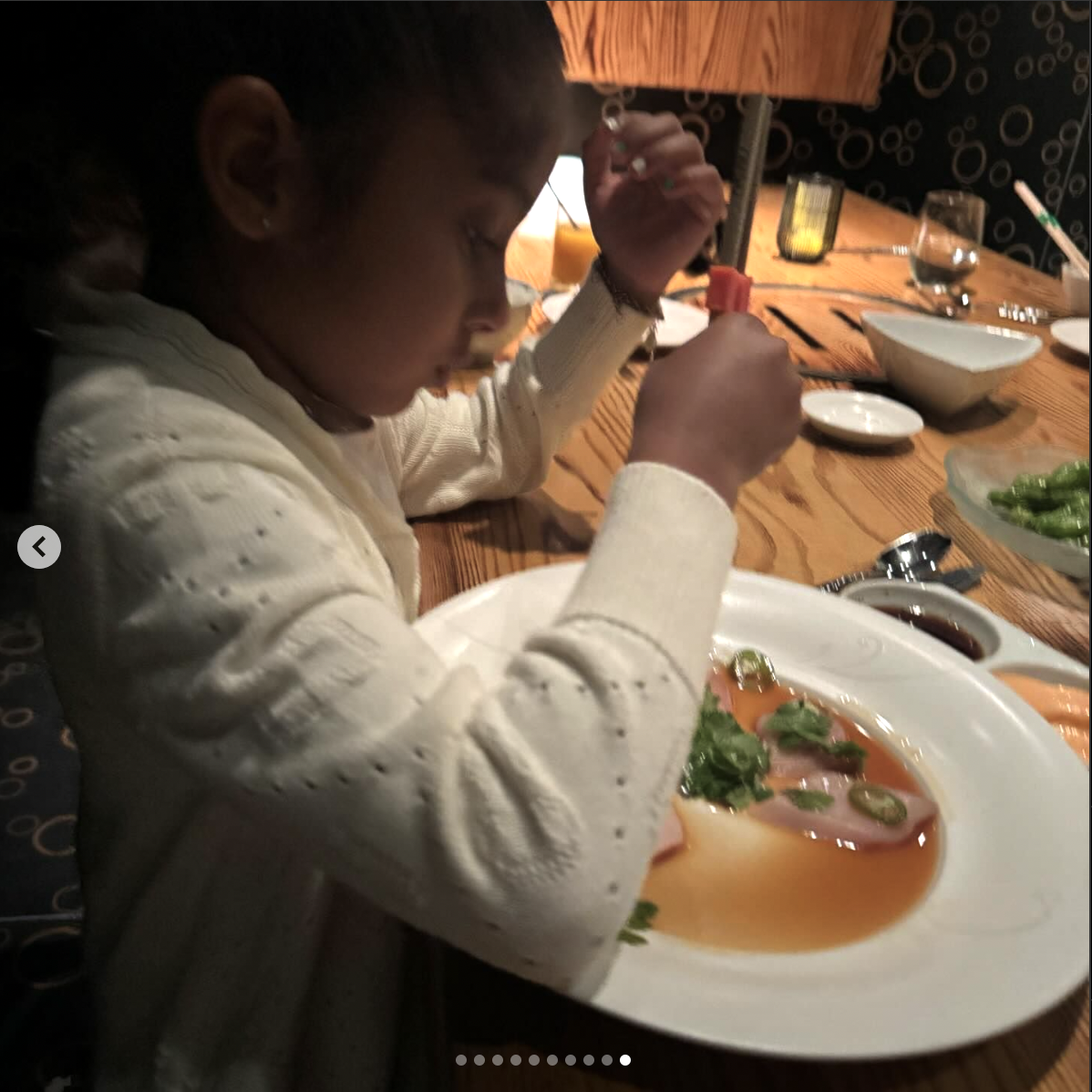 Capri Bryant having dinner, dated May 2024 | Source: Instagram/VanessaBryant