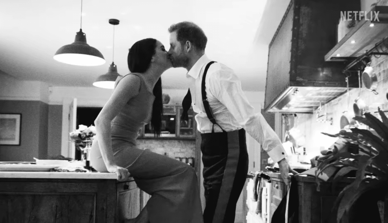 Harry and Meghan share a kiss in their kitchen | Source: youtube.com/netflix
