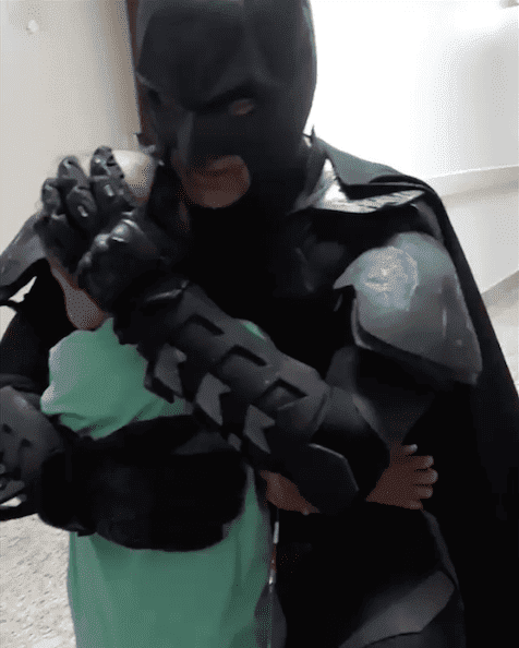 The little boy and "Batman" share a hug. l Image: Facebook/ Oswaldo Nogueira.