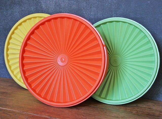 A set of air-tight lids of Servalier Astro Bowls line of Tupperware. | Source: Flickr
