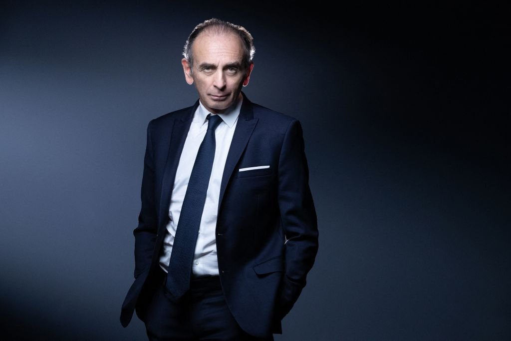 Eric Zemmour pose lors d'une séance photo à Paris le 22 avril 2021. |Photo : Getty Images