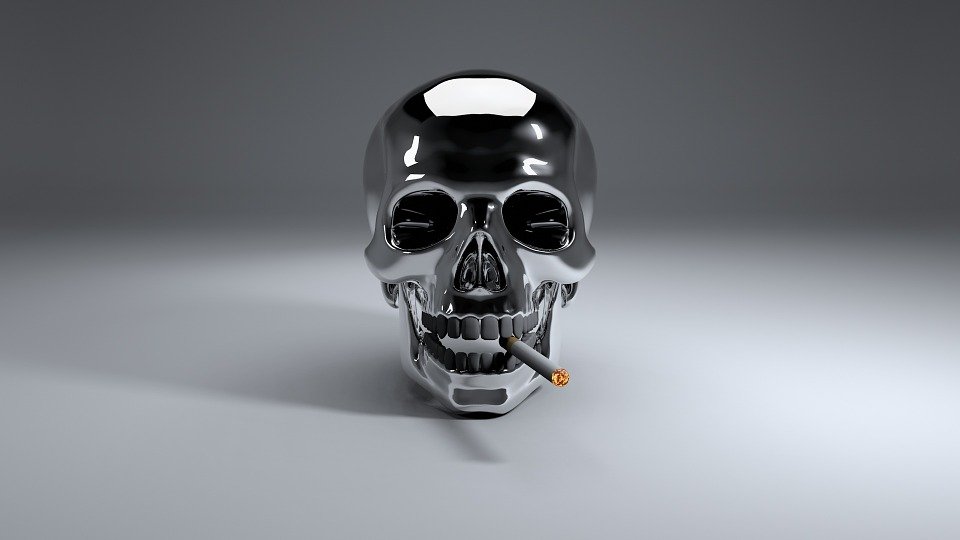 Crâne en métal avec cigarette. | Photo : Pixabay Crâne en métal avec cigarette. | Photo : Pixabay