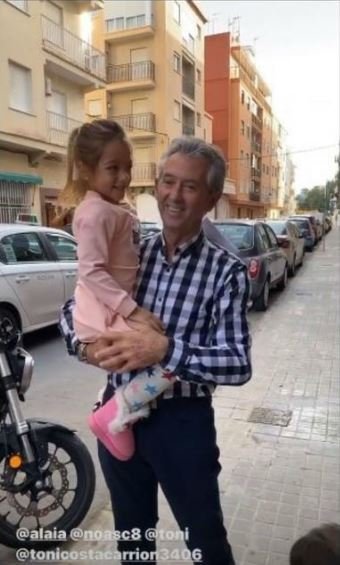 Toni Costa padre y Alaïa en Valencia, España. | Foto: Historias de Instagram/adamarilopez