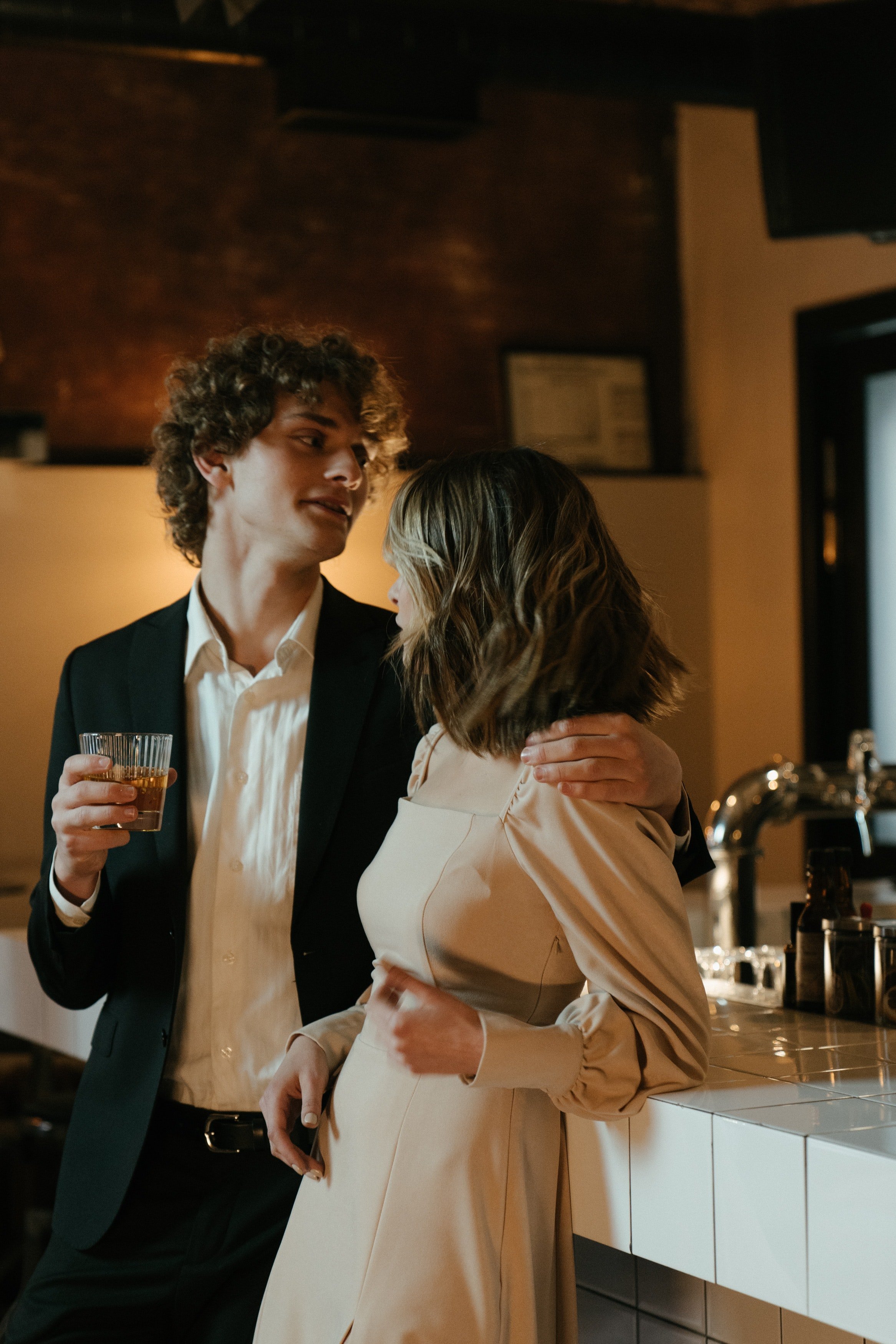 A woman and man talking in a bar. | Photo: Pexels/cottonbro