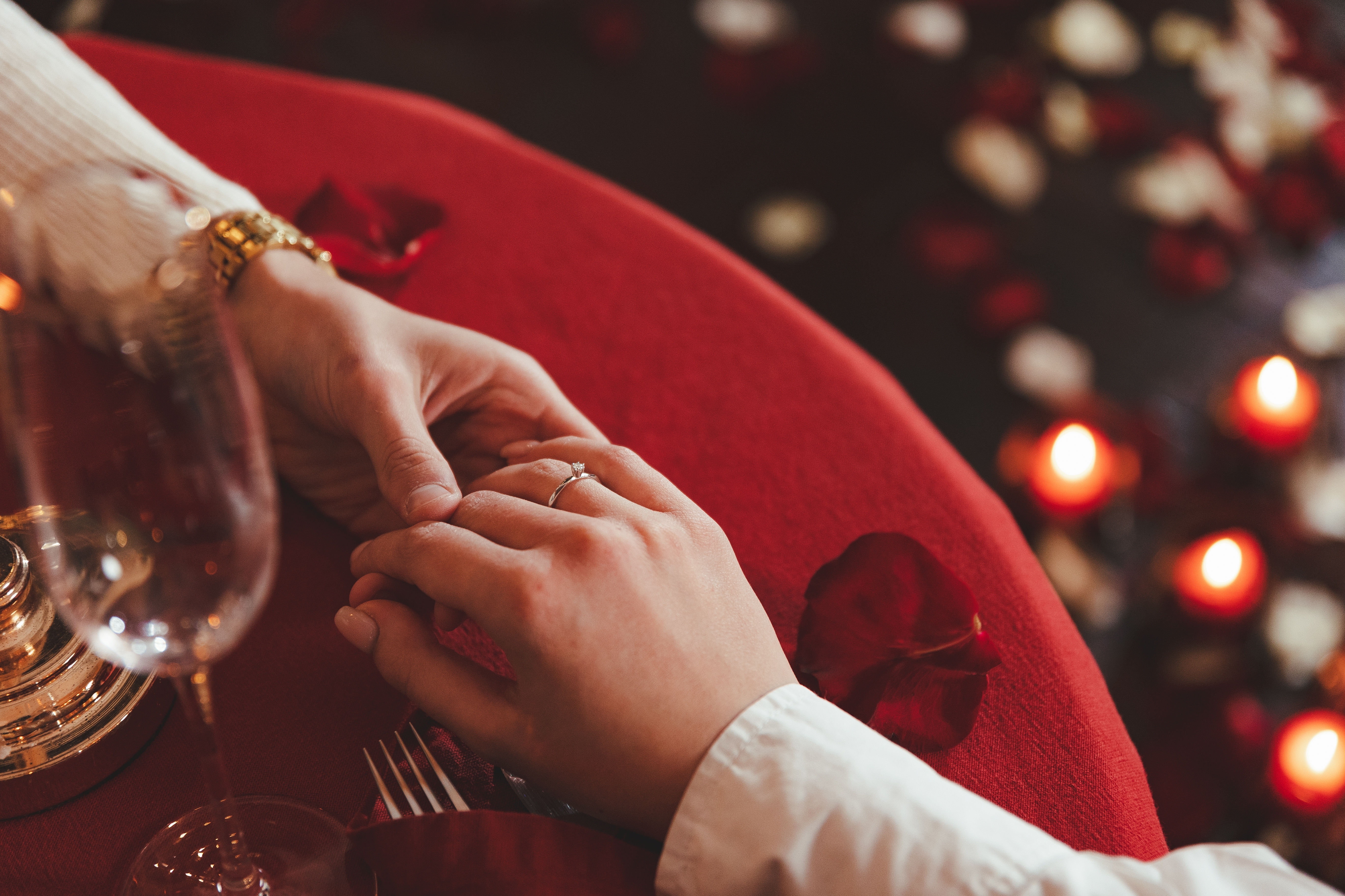 Una pareja tomados de la mano durante una cena romántica | Fuente: Shutterstock