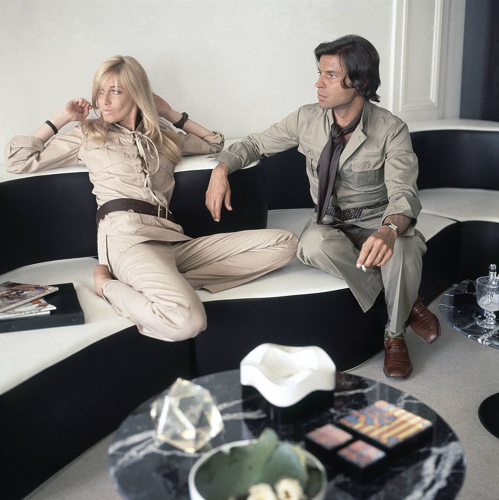 Betty et François Catroux, assis dans leur salon contemporain noir et blanc, par François Catroux, architecte d'intérieur. | Photo : Getty Images