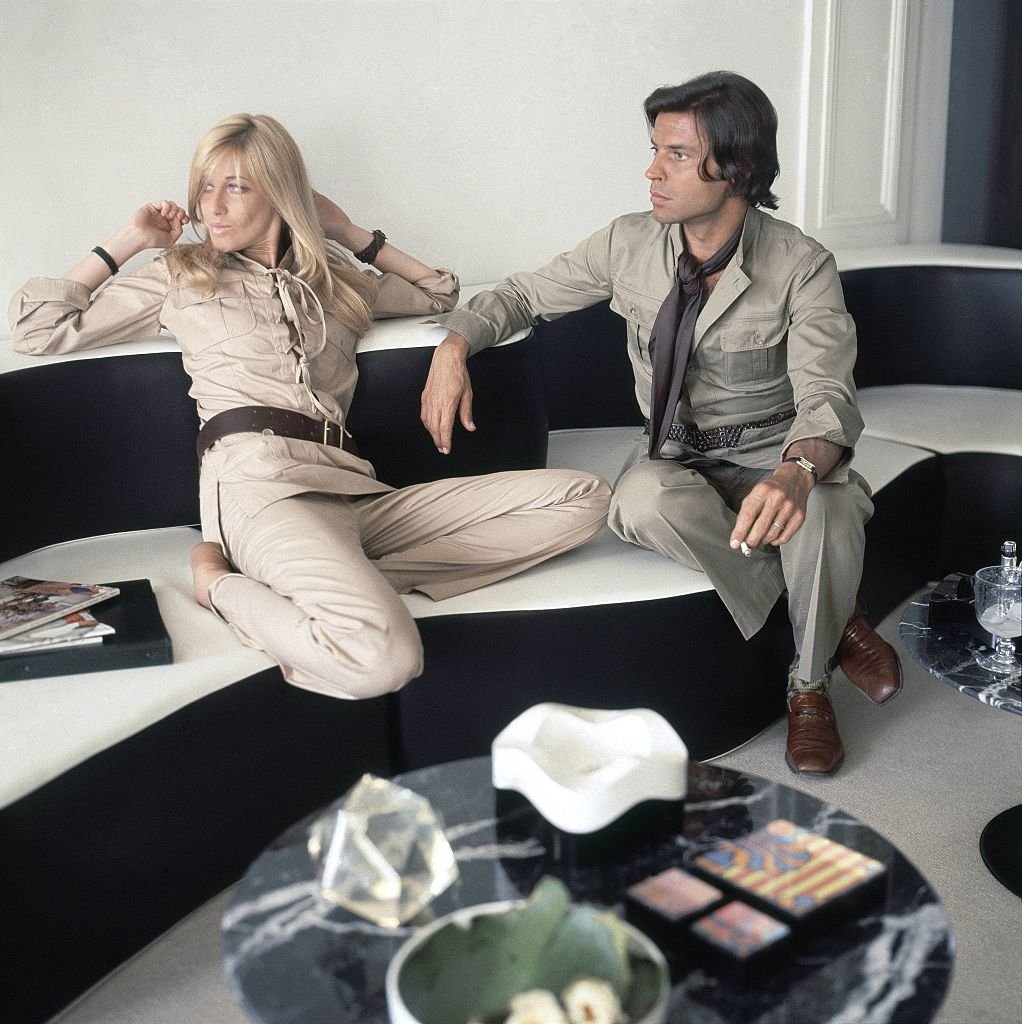 Betty et François Catroux, assis dans leur salon contemporain noir et blanc, par François Catroux, architecte d'intérieur. | Photo : Getty Images Betty et François Catroux, assis dans leur salon contemporain noir et blanc, par François Catroux, architecte d'intérieur. | Photo : Getty Images