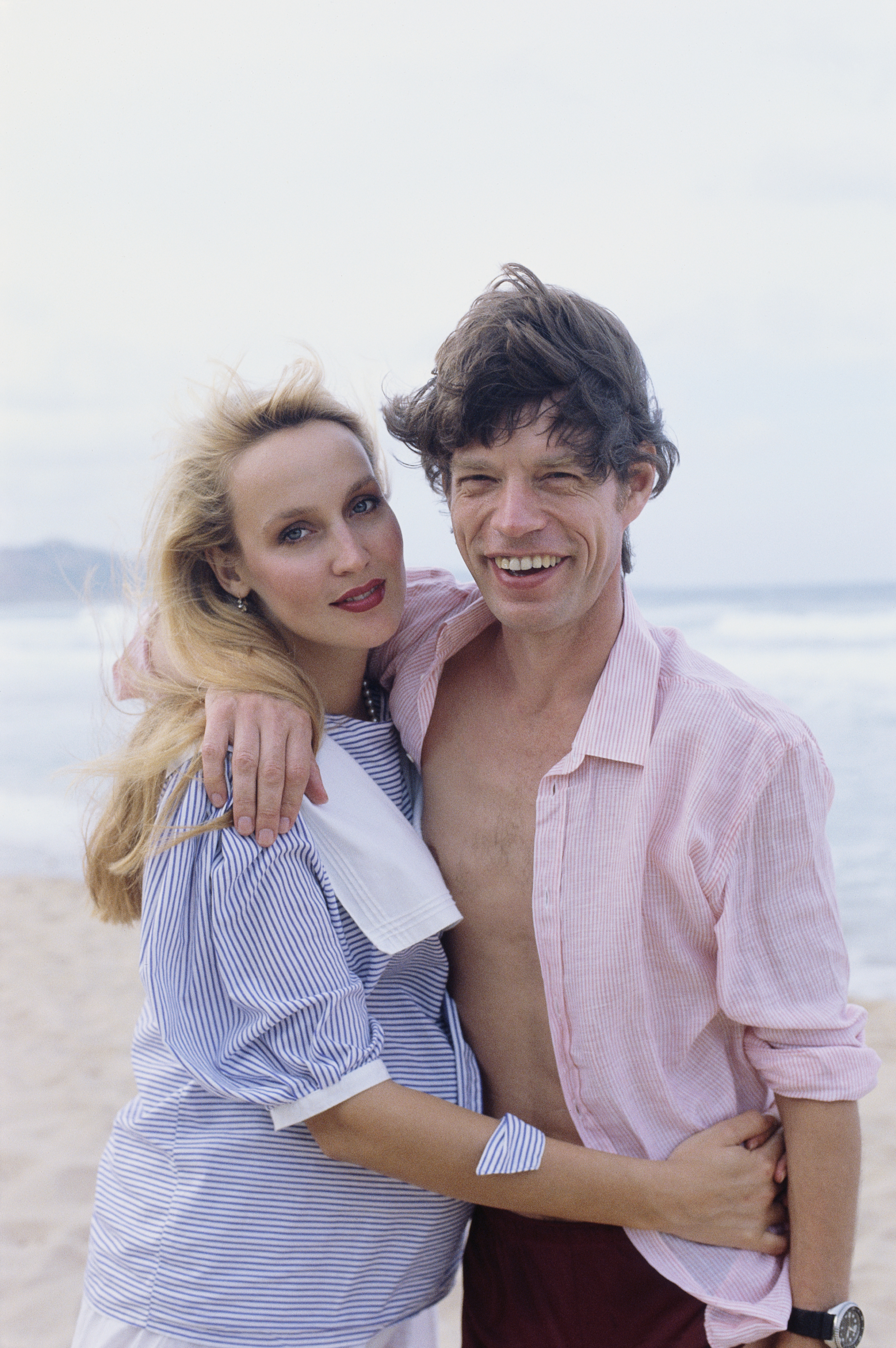 Mick Jagger and girlfriend Jerry Hall on the beach at Barbados, just prior to his 40th birthday | Source: Getty Images