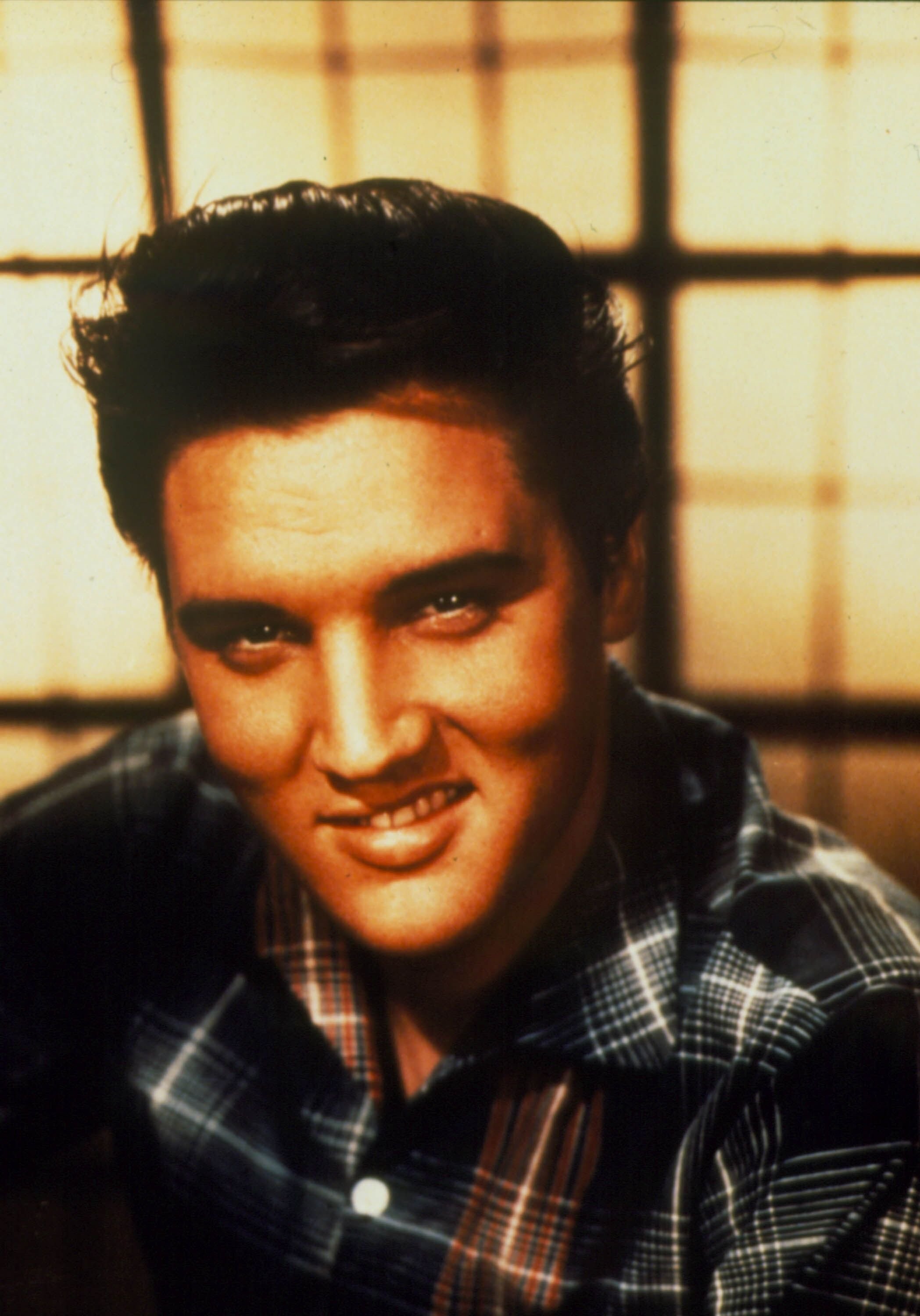 Late singer Elvis Presley poses for a studio portrait. | Photo: Getty Images