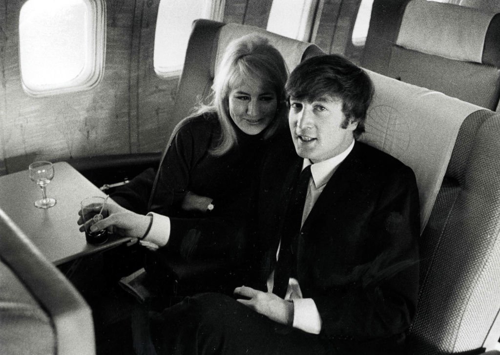 John Lennon con su esposa Cynthia, volando a Nueva York. | Foto: Getty Images.