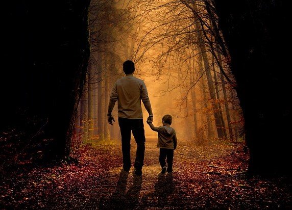 Père avec son plus jeune fils | Source : Pixabay