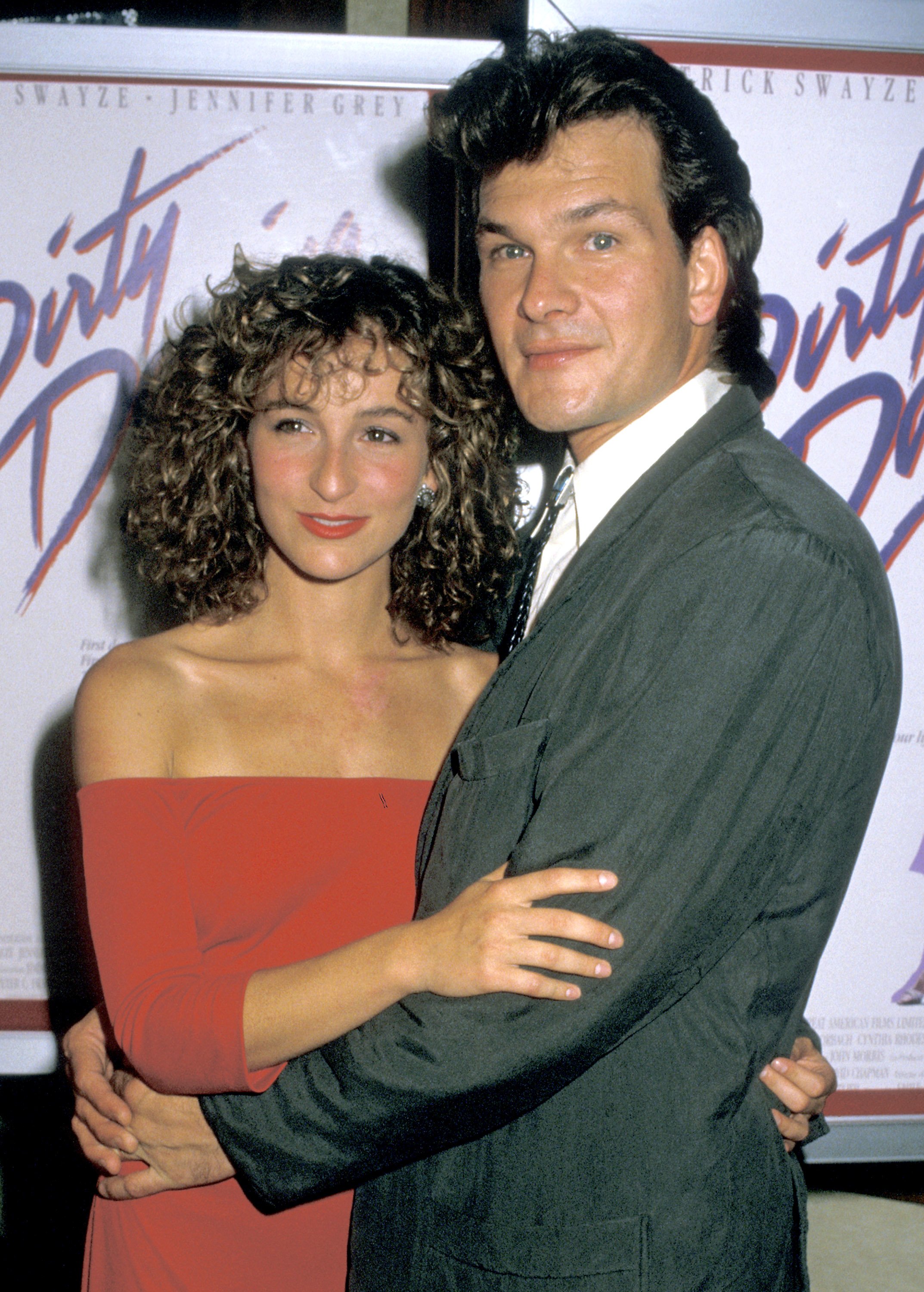 Jennifer Grey und Patrick Swayze während der Premiere von "Dirty Dancing" im Gemini Theater am 17. August 1987 in New York City. | Quelle: Getty Images