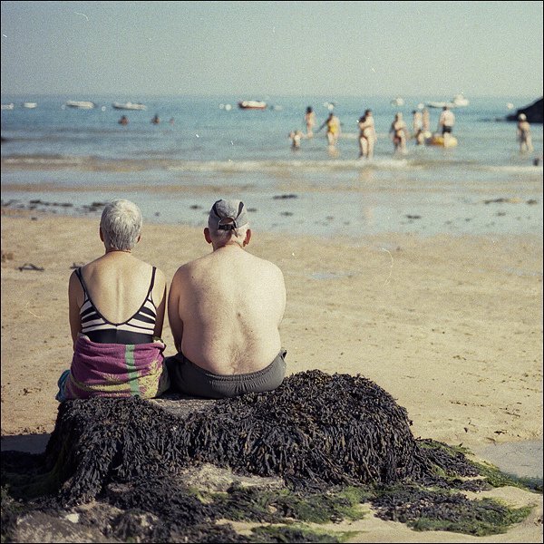 Un couple de personnes âgées profitant de la plage. l Source: Flickr Un couple de personnes âgées profitant de la plage. l Source: Flickr