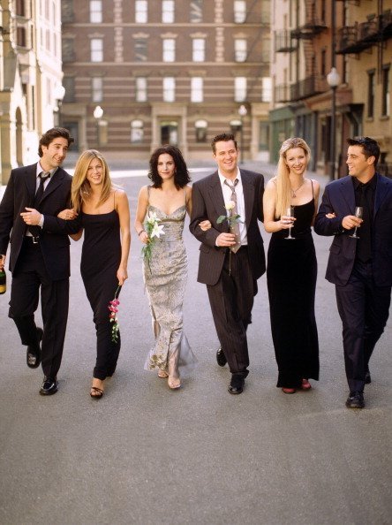 Photo of David Schwimmer, Jennifer Aniston, Courteney Cox, Matthew Perry, Lisa Kudrow, and Matt LeBlanc from "Friends" Season 6. | Photo: Getty Images