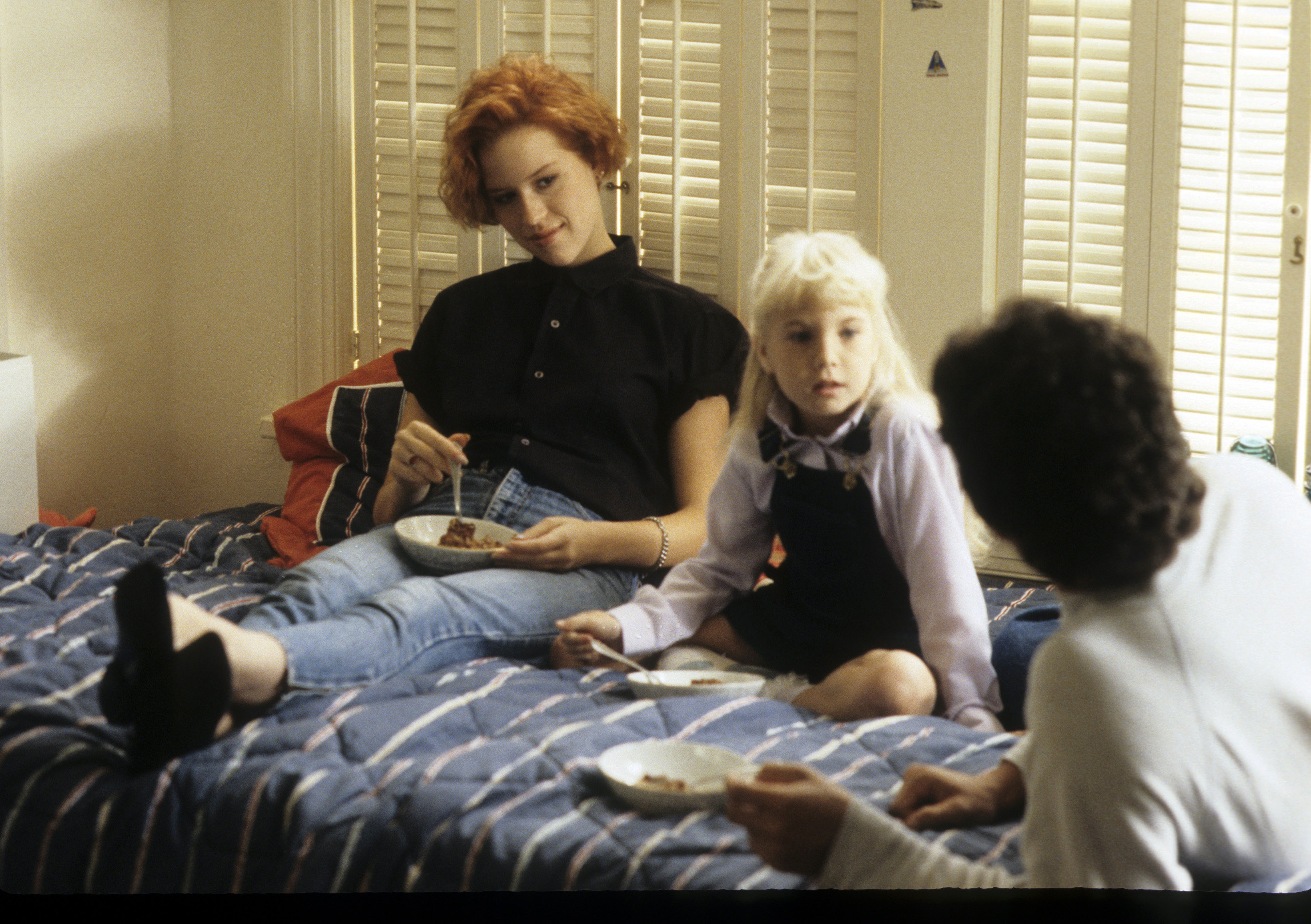 Molly Ringwald, Heather O'Rourke, and Zach Galligan in the set of “Surviving: A Family in Crisis” on February 10, 1985. | Source: Getty Images