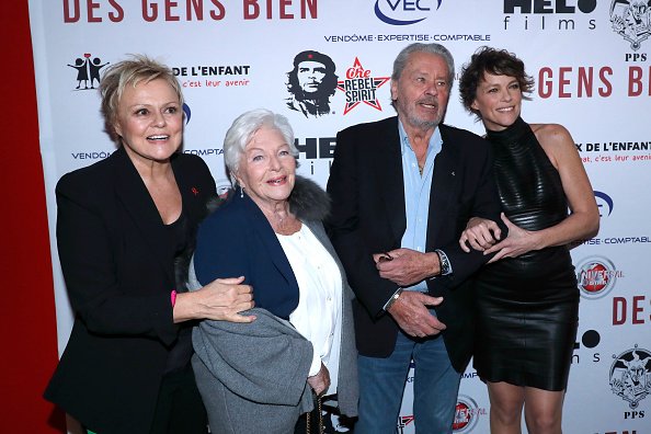 Muriel Robin, Line Renaud, Alain Delon Anne Le Nen assistent à la première parisienne de "Des Gens Bien". |Photo : Getty Images