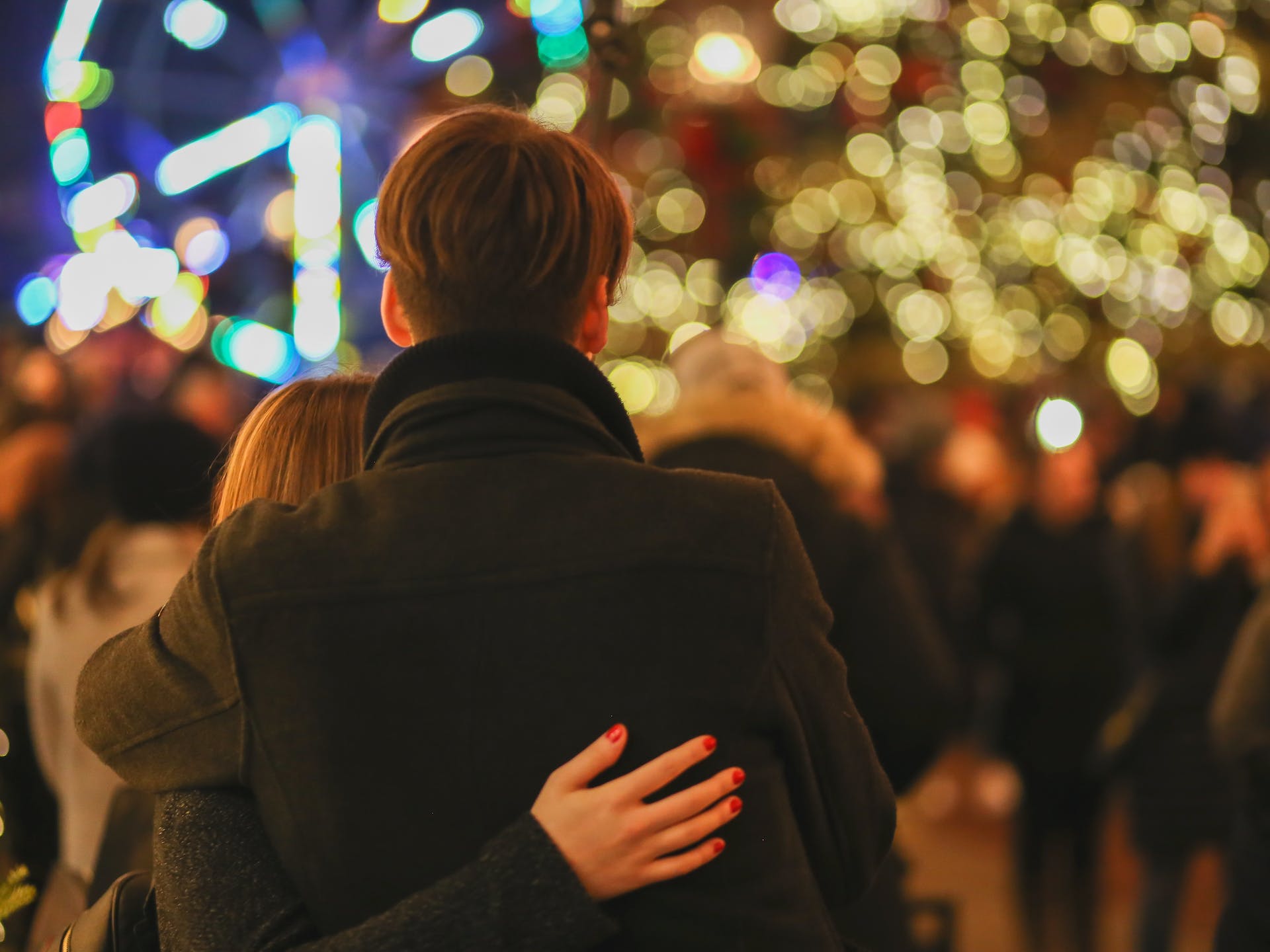 Couple looking at lights | Source: Pexels