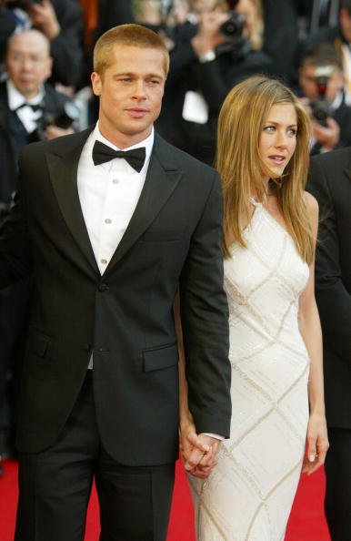 Brad Pitt et Jennifer Aniston au Palais de Festival le 13 mai 2004 à Cannes, France | Photo: Getty Images Brad Pitt et Jennifer Aniston au Palais de Festival le 13 mai 2004 à Cannes, France | Photo: Getty Images