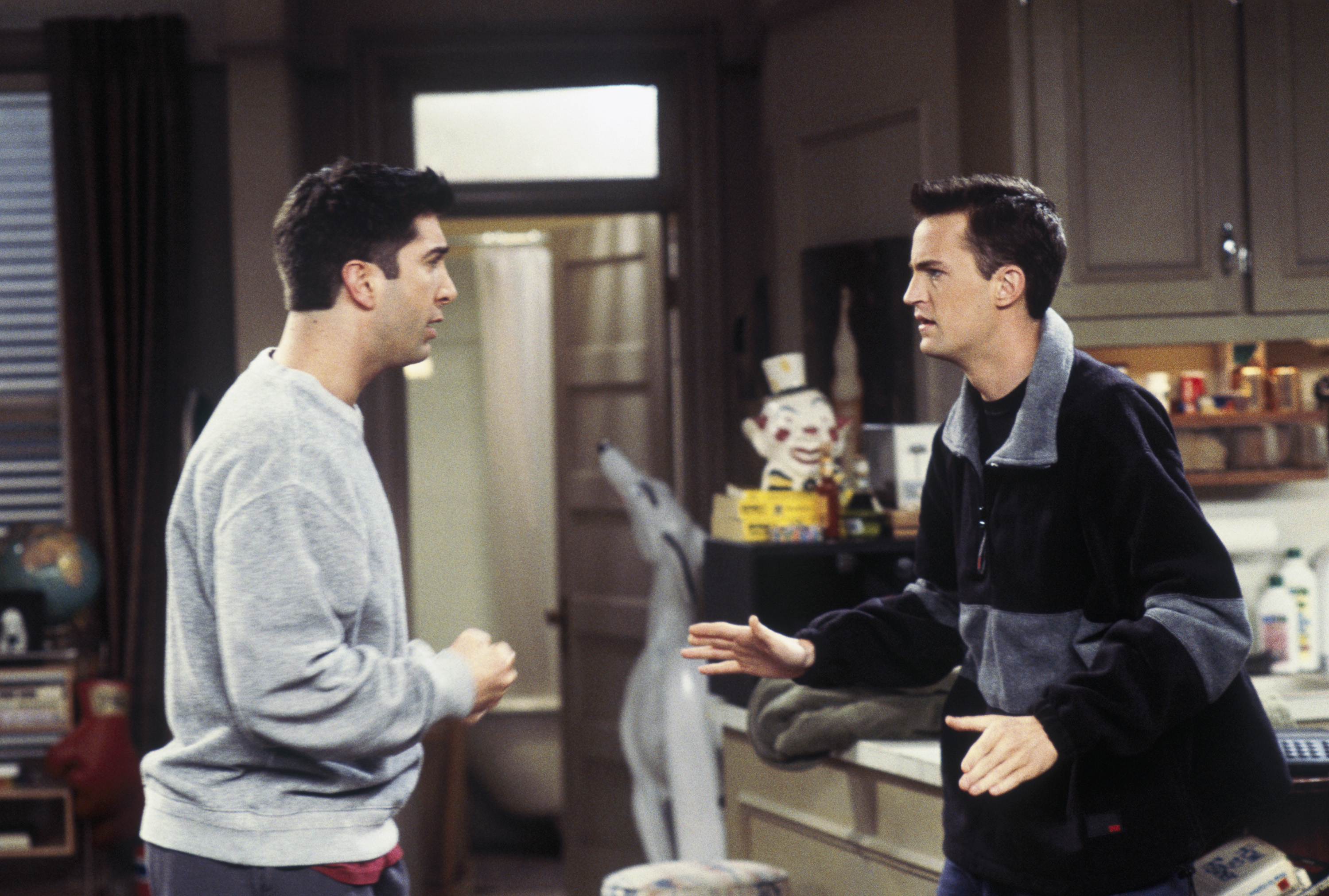 David Schwimmer and Matthew Perry as their characters in an episode of "Friends" in 1997 | Source: Getty Images