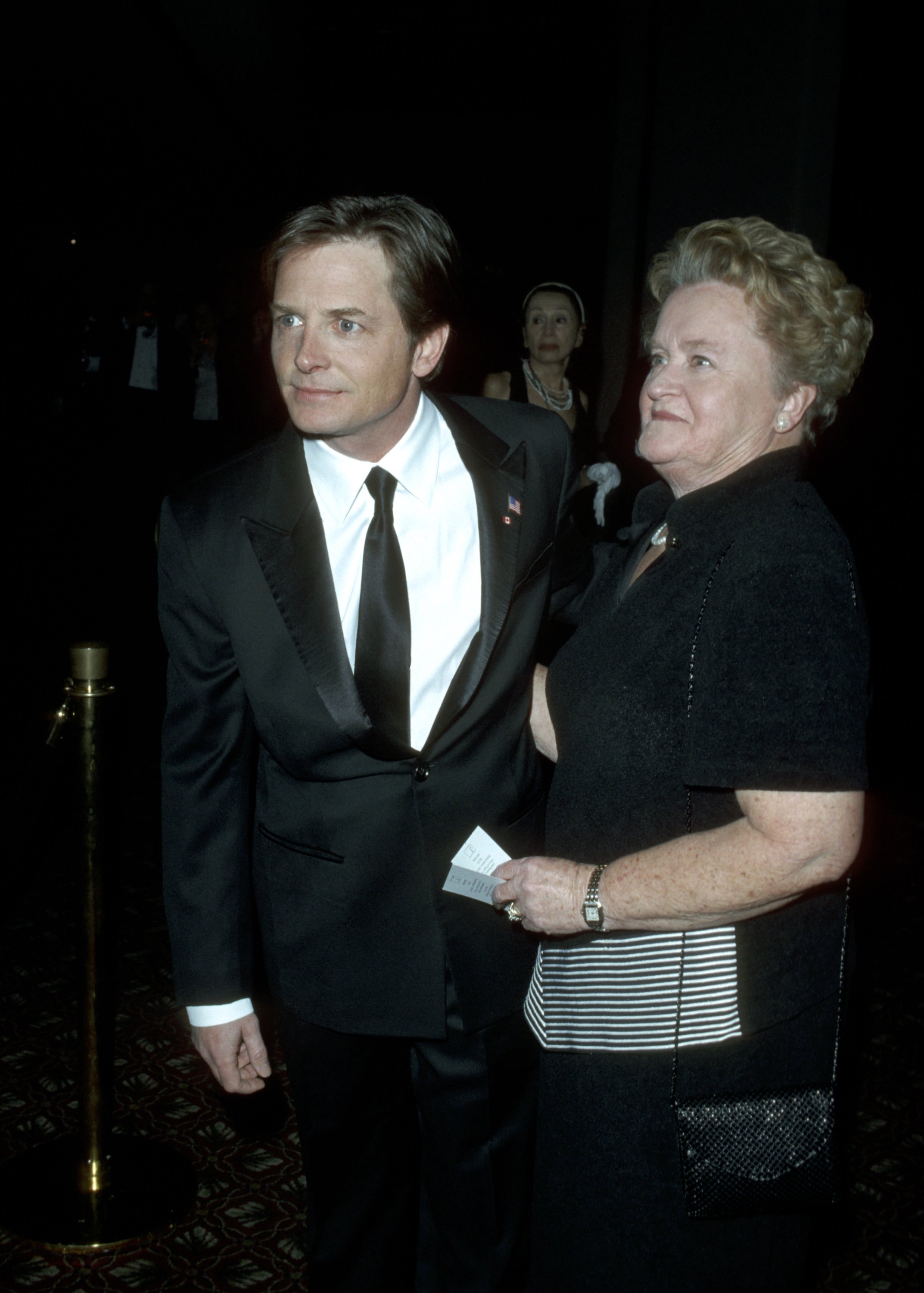 Michael J. Fox y su madre Phyllis durante la celebración de la 11ª gala anual del "Salón de la fama" de la revista Broadcasting & Cable en Nueva York, el 12 de noviembre de 2001. | Foto: Getty Images
