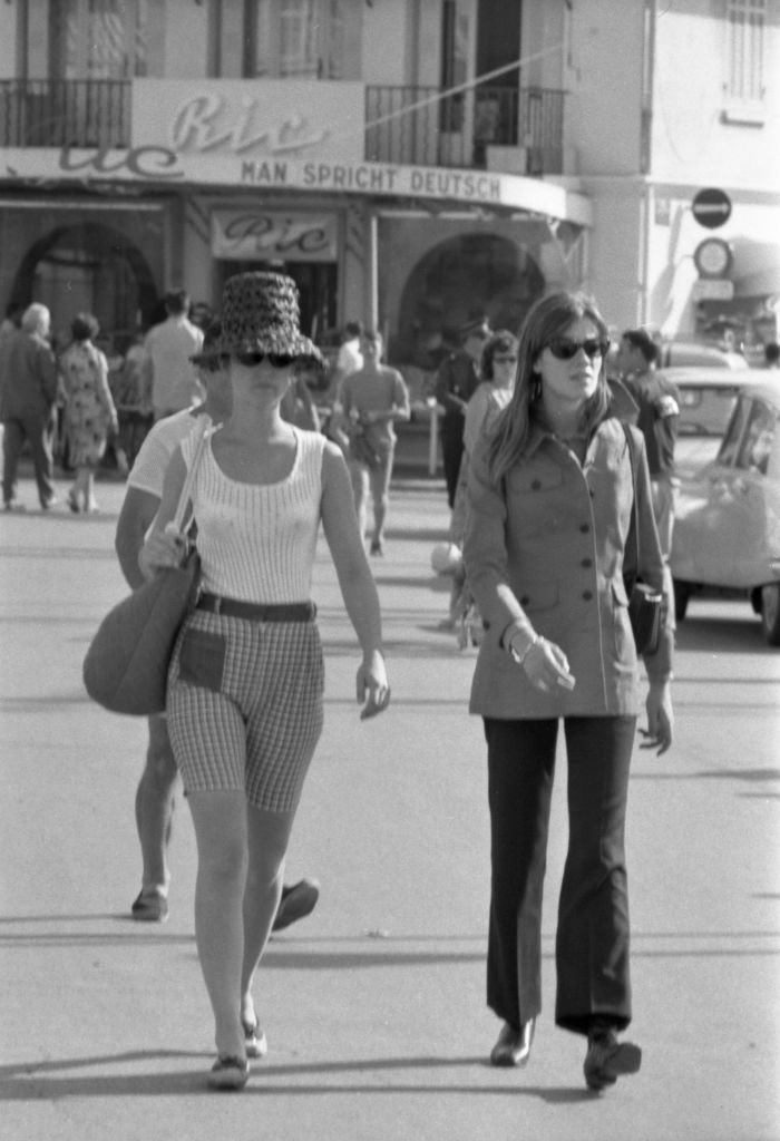 heila et Françoise Hardy en vacances à Saint-Tropez le 24 juillet 1965, France. | Photo : Getty Images