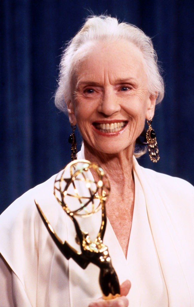 Jessica Tandy with Emmy Award at The 40th Primetime Emmy Awards at Pasadena Civic Auditorium in California on August 28, 1988 | Photo: Getty Images