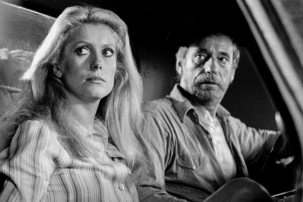 Catherine Deneuve et Yves Montand sur le tournage du film 'Le Sauvage' réalisé par Jean-Paul Rappeneau à Paris en juillet 1975, France. | Photo : Getty Images Catherine Deneuve et Yves Montand sur le tournage du film 'Le Sauvage' réalisé par Jean-Paul Rappeneau à Paris en juillet 1975, France. | Photo : Getty Images