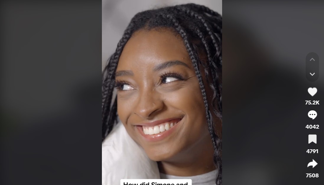 Simone Biles reacts as Jonathan Owens talks about how they met and fell in love on The Pivot Podcast on December 20, 2023 | Source: TikTok/thepivot