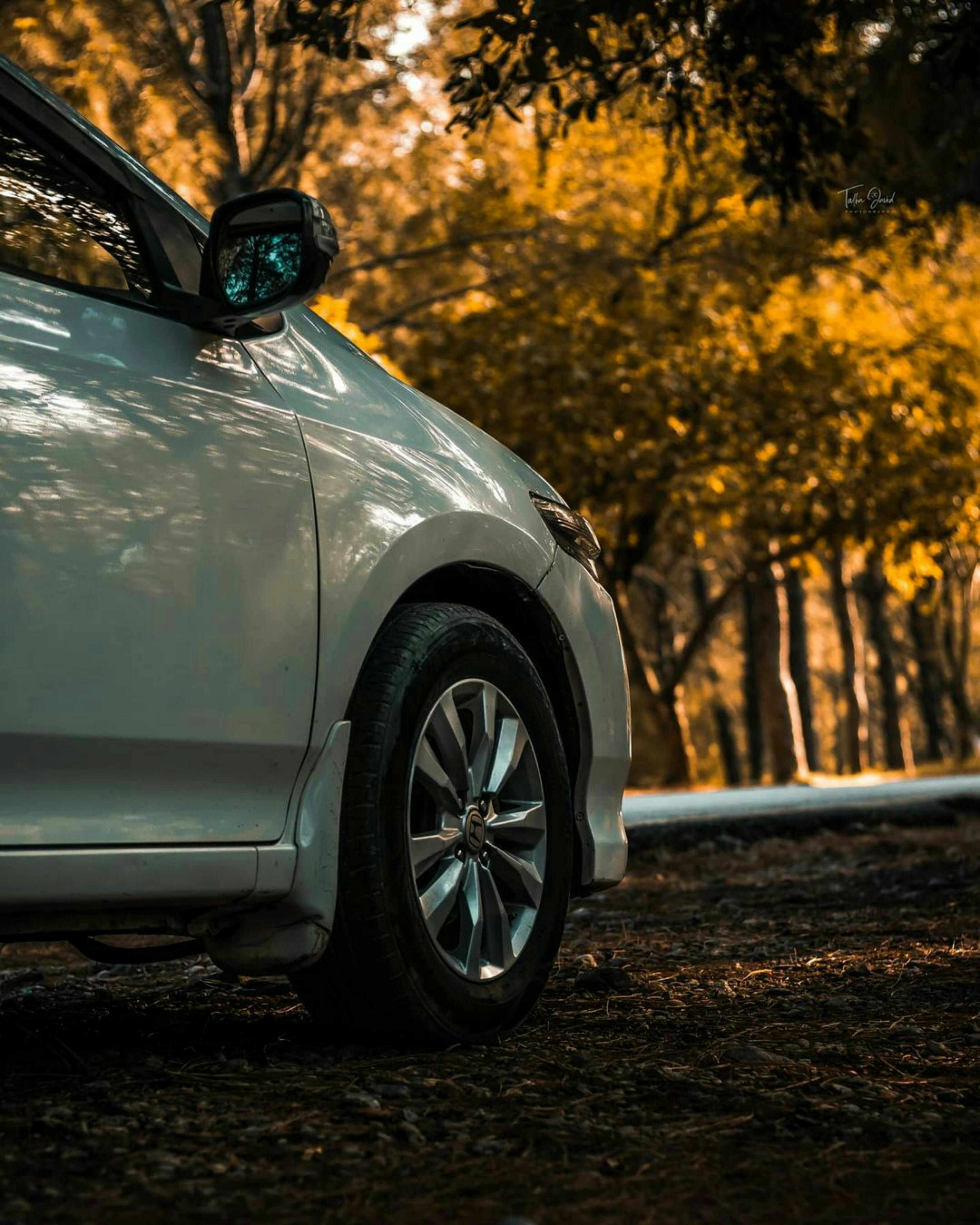 The sideview of a car | Source: Pexels