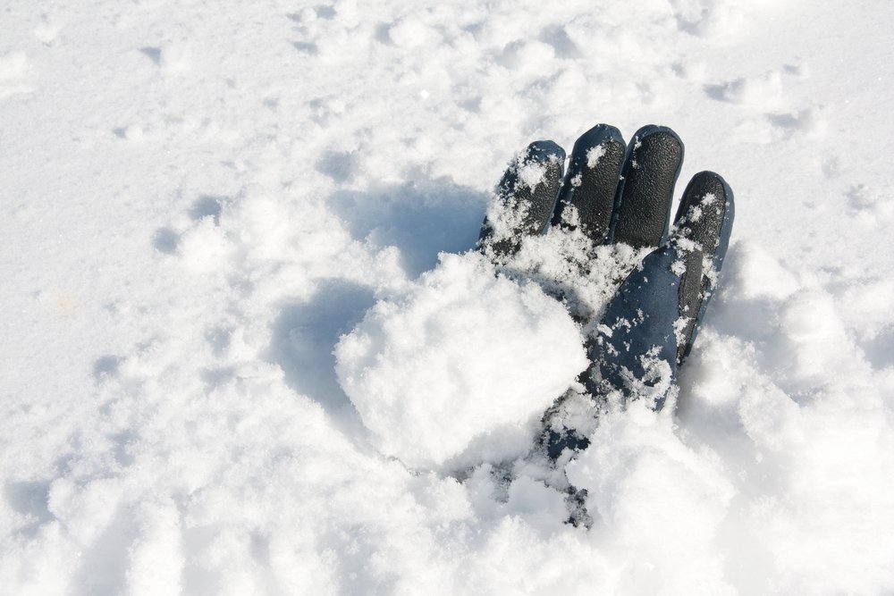 Un guante enterrado en la nieve. | Foto: Shutterstock