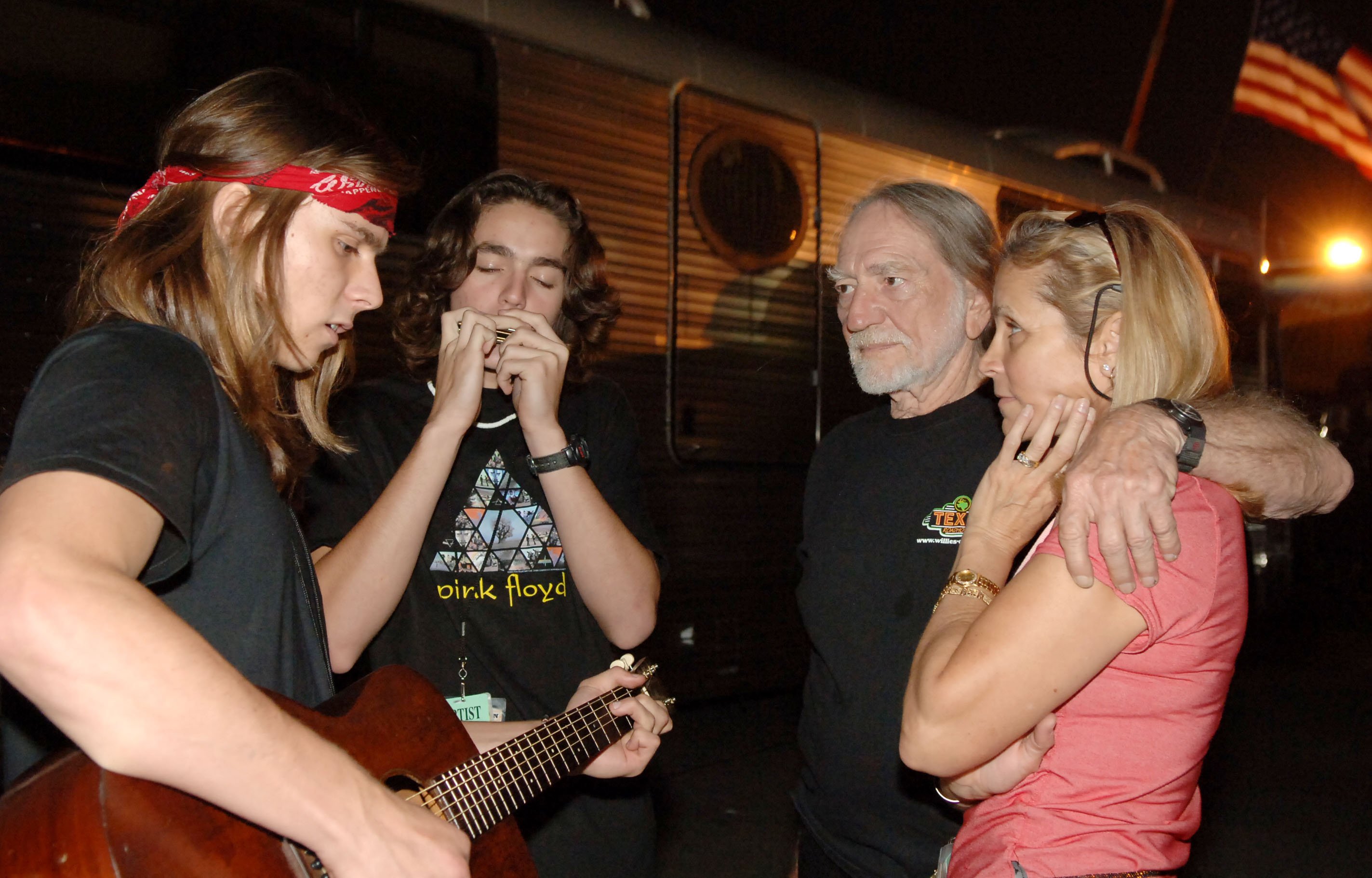 Willie Nelson, Annie Nelson and sons in 2005 at Tweeter Center in Tinley Park, Illinois, United States | Source: Getty Images
