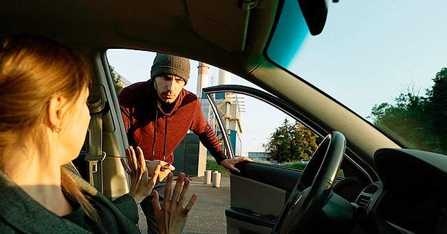 Hombre aborda a una mujer en su vehículo. | Foto: Shutterstock