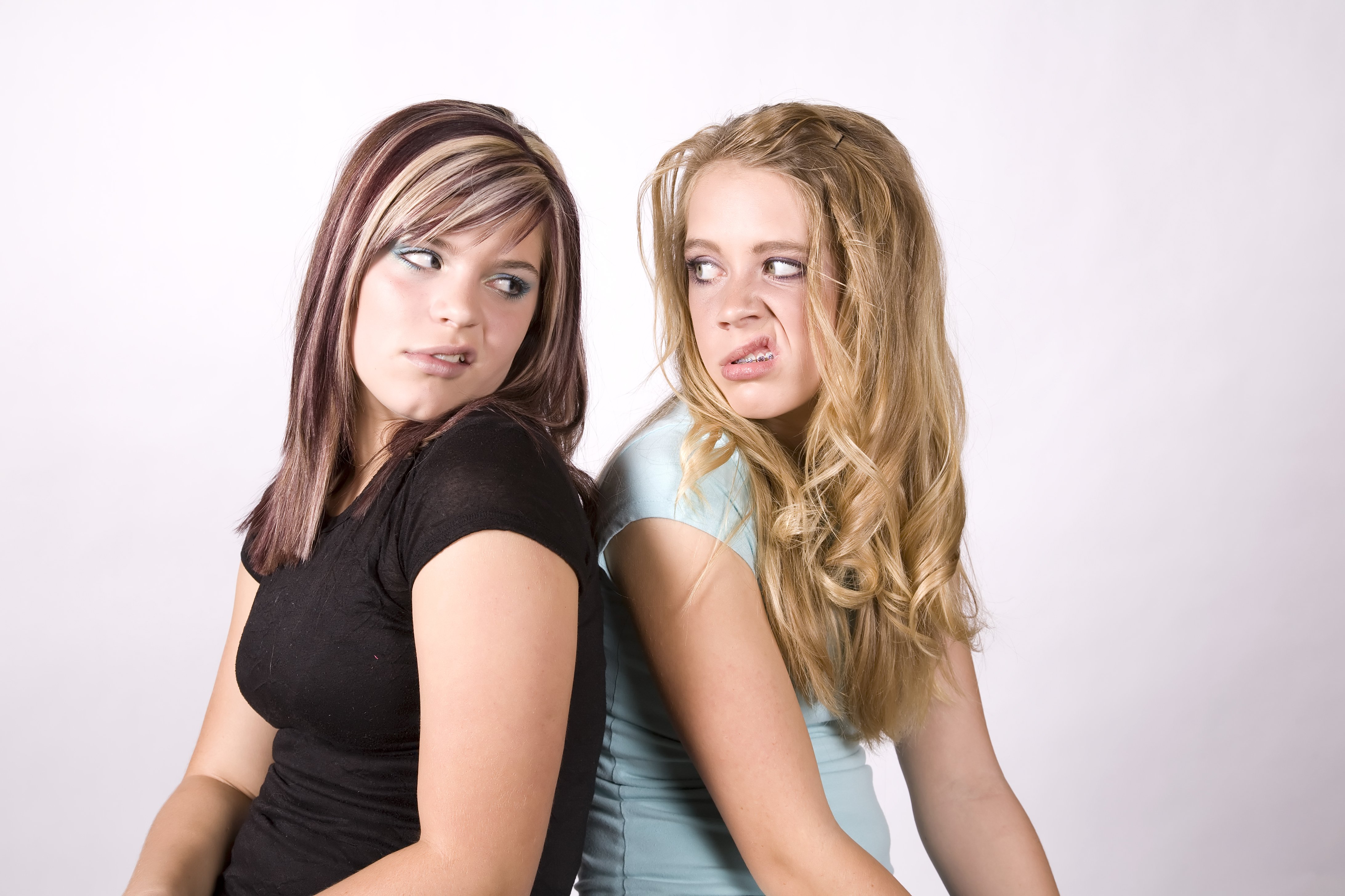 Chicas jóvenes con mala actitud. | Foto: Shutterstock