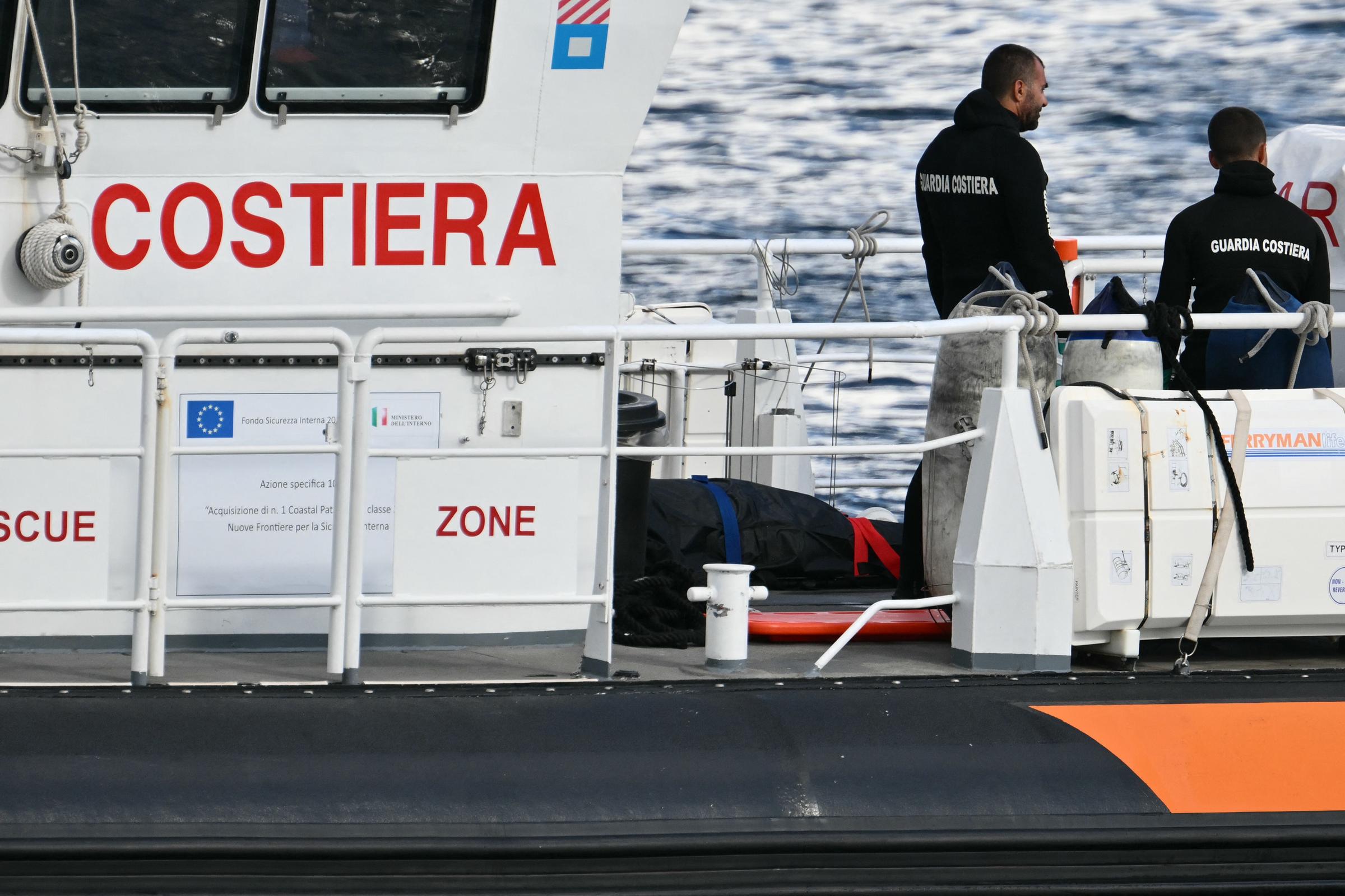 Divers of the Vigili del Fuoco carry a body bag off the boat off Porticello near Palermo, on August 21, 2024 | Source: Getty Images