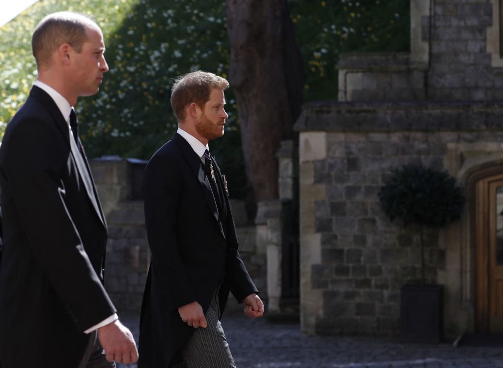 Le prince William, duc de Cambridge, et le prince Harry, duc de Sussex, suivent le cercueil pendant la procession funéraire du prince Philip, duc d'Édimbourg, à la chapelle Saint-Georges du château de Windsor, à Windsor, à l'ouest de Londres, le 17 avril 2021. | Photo : Getty Images