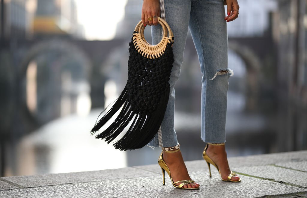Un sac avec des franges. | Photo : Getty Images