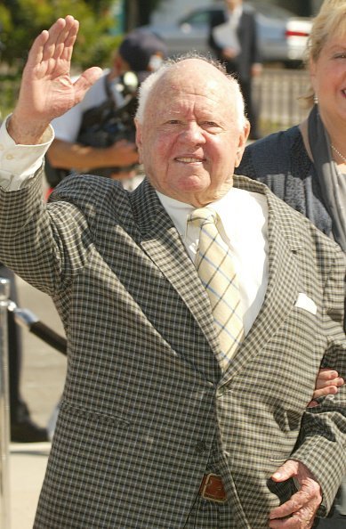 Mickey Rooney assiste à la messe commémorative pour l'acteur et comédien Bob Hope | Source : Getty Images. Mickey Rooney assiste à la messe commémorative pour l'acteur et comédien Bob Hope | Source : Getty Images.