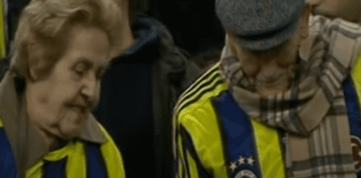 Los aficionados en el estadio. │ Foto: Captura de Youtube/Fenerbahçe SK